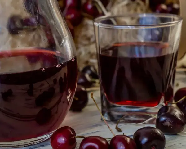 Domowe wino z wiśni: prosty przepis krok po kroku