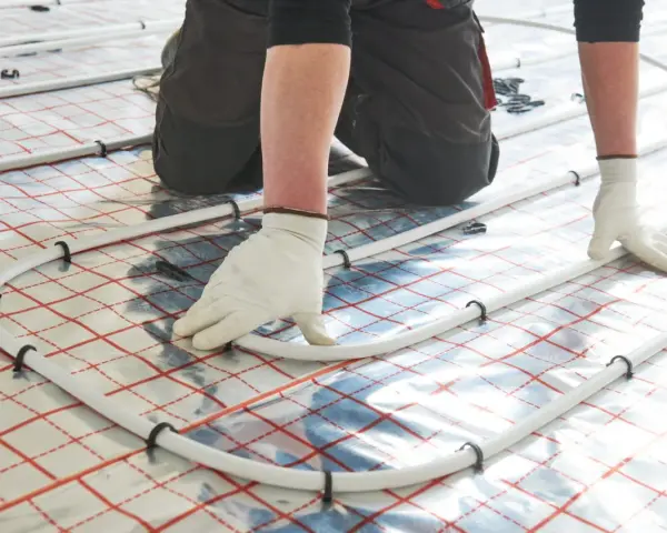 Montaż podłogówki. Sprawdź, jaka jest podłogówka cena za m2 robocizny i ciesz się ciepłem.