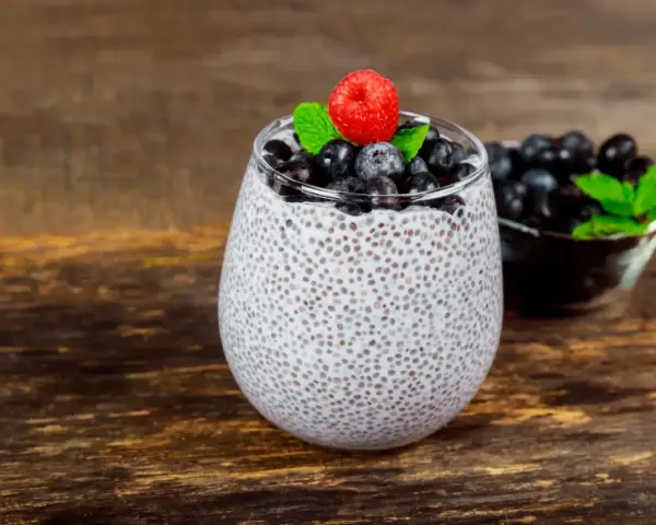 Pudding chia z jagodami i maliną. Nasiona chia – właściwości i przeciwwskazania.