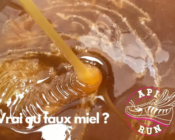 Goutte de miel cru bio, onctueux et doré, tombant dans un pot. Le texte "Vrai ou faux miel ?" interroge sur son authenticité.