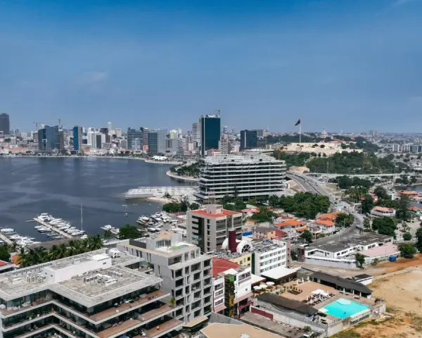Luanda, stolica Angoli, z nowoczesnymi wieżowcami, mariną pełną jachtów i historycznym fortem na wzgórzu.