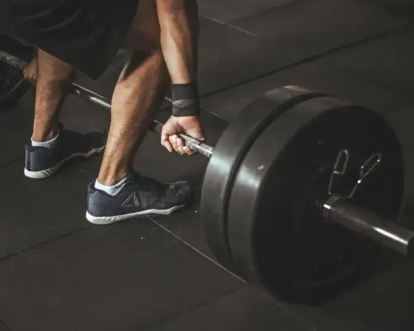 Ile kcal spala trening siłowy? Liczby, EPOC i trwały metabolizm