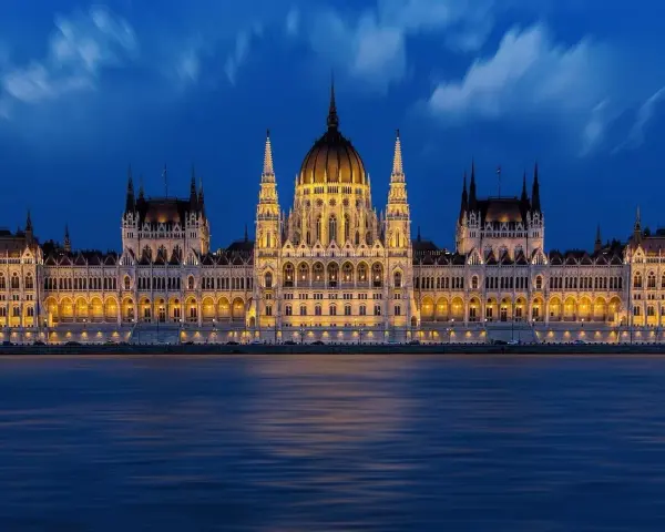 Budynek Parlamentu w Budapeszcie nocą, jakby z okna, gdy wyciągasz swój węgry paszport.