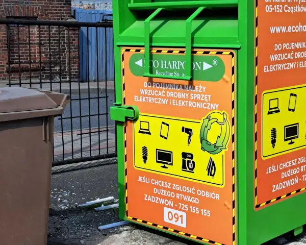 Zielony kontener na elektrośmieci. Czy baterie to elektrośmieci? Tutaj wrzucisz drobny sprzęt RTV/AGD. Zadzwoń po odbiór.