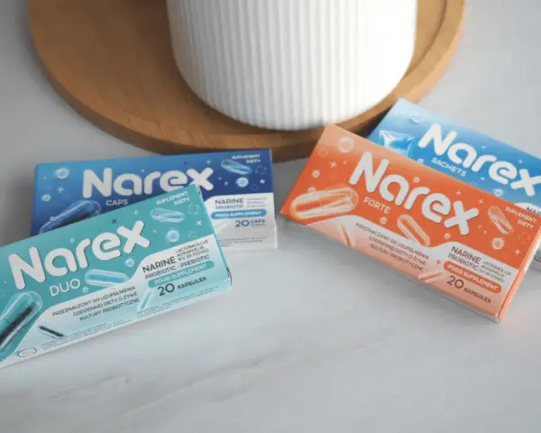Kilka opakowań suplementów diety Narine w różnych wariantach (Duo, Forte, Sachats) na jasnym tle.