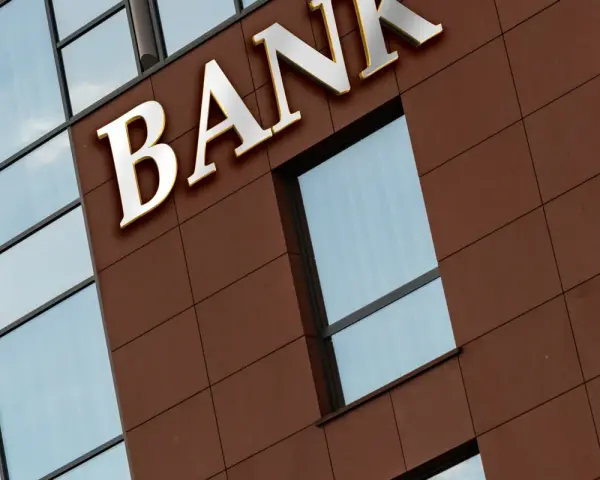 Elegancki budynek banku z napisem "BANK". To miejsce, gdzie prawo bankowe, art. 105, reguluje transakcje finansowe.