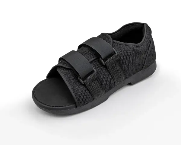 Zapato negro con velcro, ideal para la recuperación de una fractura de metatarsiano.