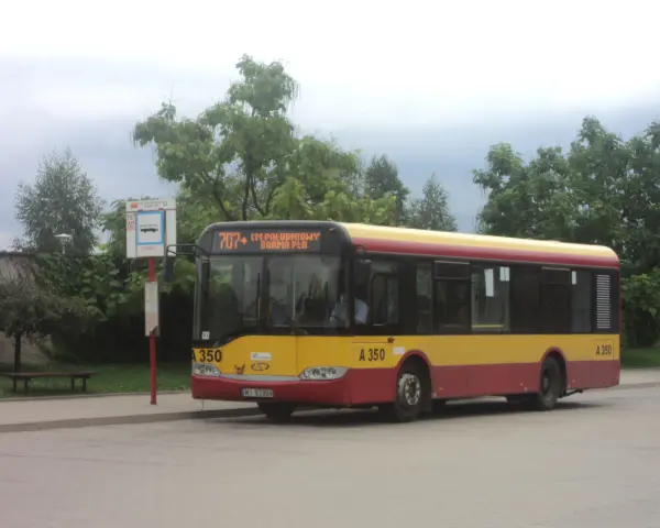 Autobus 707 z napisem "CM. POŁUDNIOWY BRAMA PŁD." czeka na pasażerów. Rozkład jazdy jest widoczny na przystanku.
