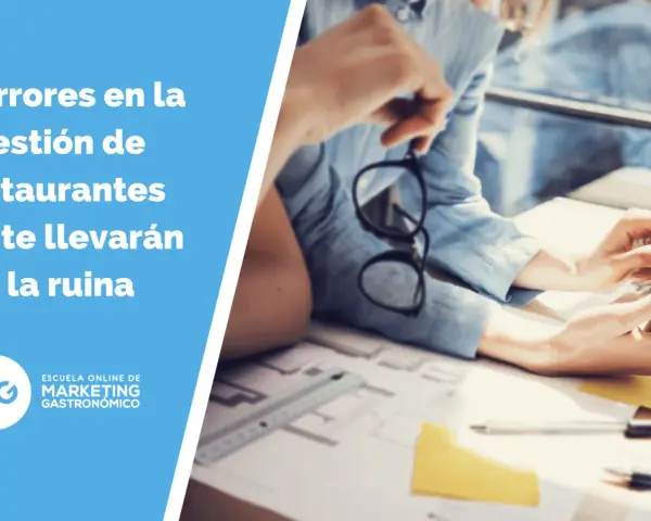 Personas revisando documentos y una tablet, con texto sobre errores en la gestión de restaurantes y el presupuesto.