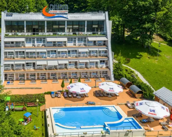 Idealne wisła noclegi z wyżywieniem i basenem. Hotel z basenem, placem zabaw i saunami, otoczony zielenią.