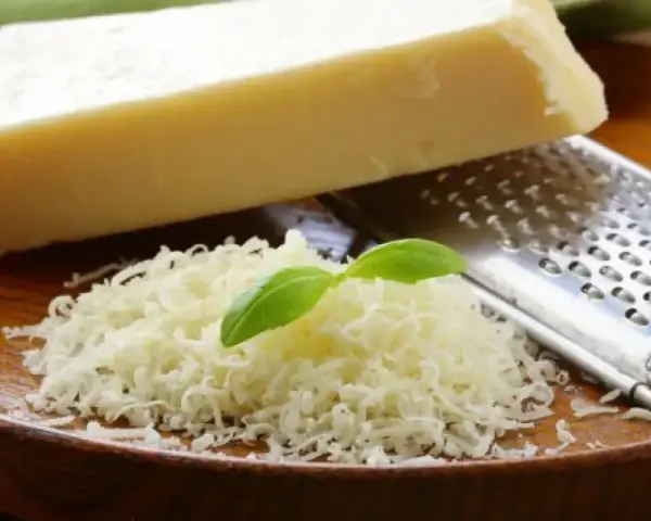 Tarty parmezan z bazylią i tarką. Czy parmezan jest wegetariański? Tradycyjnie nie, bo zawiera podpuszczkę zwierzęcą.