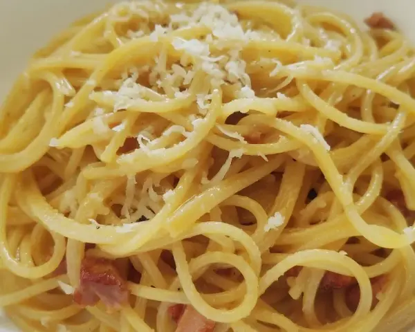 Carbonara bez śmietany: przepis na idealny sos w 15 minut