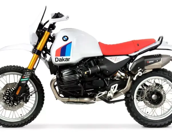 Biały motocykl BMW R 12 z czerwonym siedzeniem i grafiką "Dakar" na zbiorniku paliwa, gotowy na przygodę.