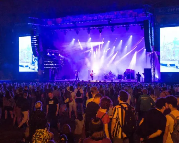 Tłum ludzi na koncercie OFF Festival 2026. Na scenie zespół w świetle reflektorów, a obok wielki ekran z transmisją.