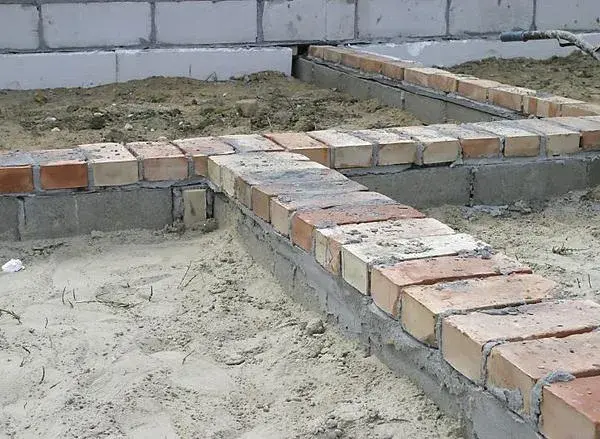 Jaki beton na wylewkę na gruncie - uniknij pęknięć i kosztów