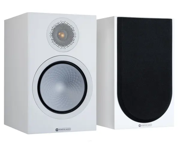 Białe głośniki Monitor Audio Silver 100 7G, gotowe do testu dźwięku. Jeden z maskownicą, drugi bez.