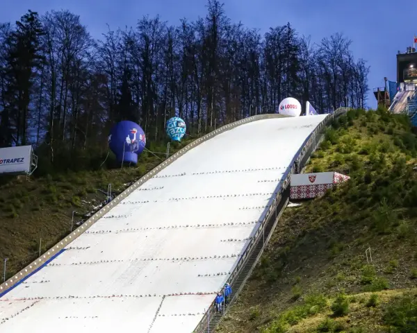 Skocznia narciarska w Wiśle przygotowana na puchar świata. Wielkie balony z logo sponsorów unoszą się nad trasą zjazdu.