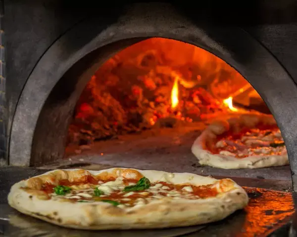 Descubre Pizzería Venecia: ¿La mejor pizza italiana en horno de leña?