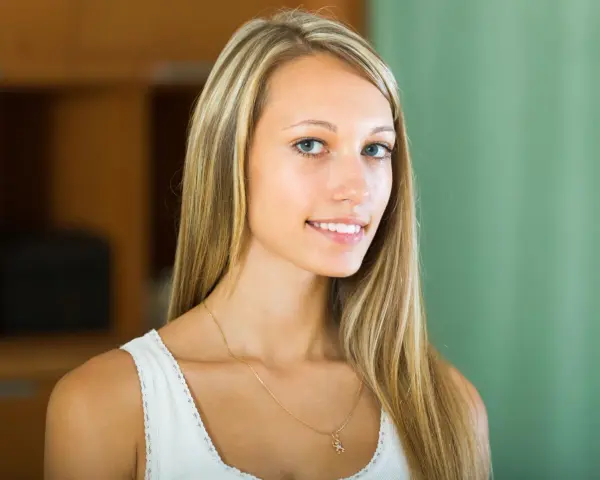 Uśmiechnięta blondynka z balejażem. Zastanawiasz się, ile kosztuje balejaż?