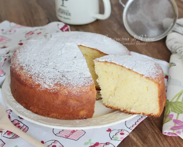 Torta soffice e profumata, preparata con 150 gr di yogurt greco, cosparsa di zucchero a velo.