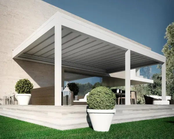 Pergolato fai da te economico, moderno e funzionale, con arredi da esterno e piante in vaso su una terrazza in pietra.