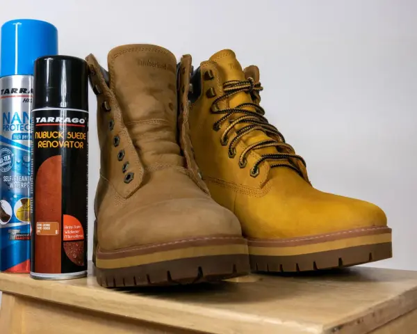 Dwa buty Timberland i dwa preparaty do pielęgnacji: jak wyczyścić buty z nubuku, by wyglądały jak nowe.