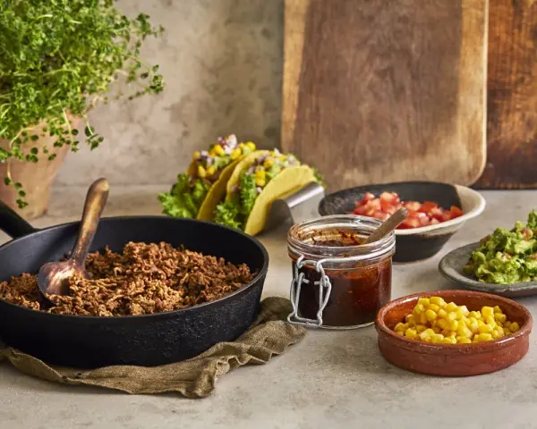 Tacos med köttfärs, majs, salsa och guacamole. Perfekt för ett tacokrydda recept!