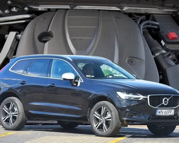 Ciemny Volvo XC60 na tle silnika.