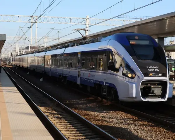 Nowoczesny pociąg Intercity na torach, gotowy do podróży z Warszawy do Lublina.