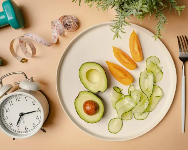 Zegar tyka, miarka czeka, a na talerzu awokado, pomidory i ogórek – idealne składniki na dieta imitująca post.