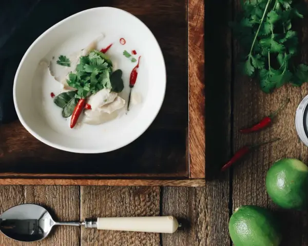 Aksamitny tom kha z kurczakiem, chili i kolendrą. Idealny przepis na rozgrzewającą zupę.