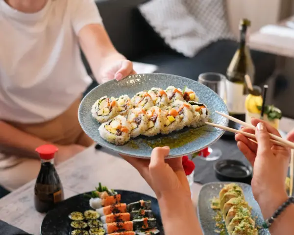 Na stole sushi, które zachwyca smakiem. To kwintesencja kuchni japońskiej, pełnej świeżości i harmonii.