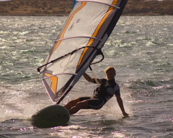Windsurfing: Opanuj ślizg! Przewodnik do Twojego pierwszego lotu