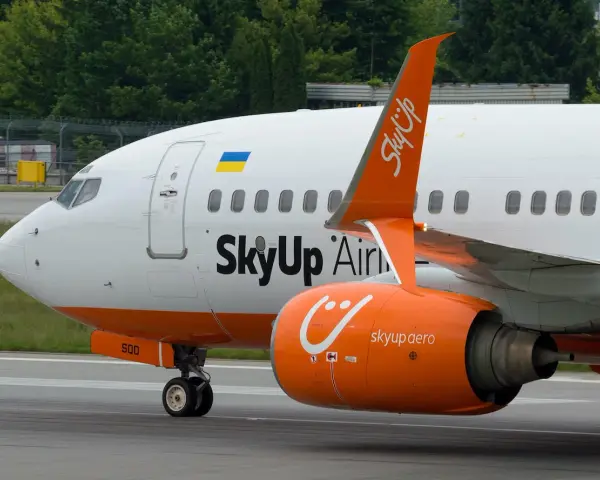 Samolot SkyUp Airlines na płycie lotniska. Czy warto lecieć? Sprawdź opinie!
