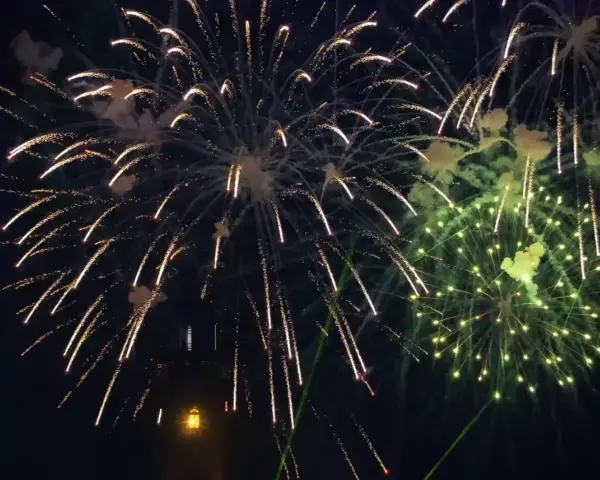Sylwester nad morzem gdzie najlepiej? Fajerwerki rozświetlają nocne niebo nad latarnią morską, tworząc magiczny widok.