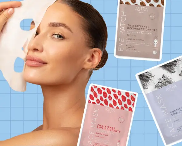 Donna applica una maschera in tessuto sul viso. Diverse confezioni di maschere Astra Skin sono visibili, tra cui una "Eye Patch Energizzante" e due "Face Mask" (una emolliente rivitalizzante e una purificante sebonormale). La maschera in tessuto va ris...