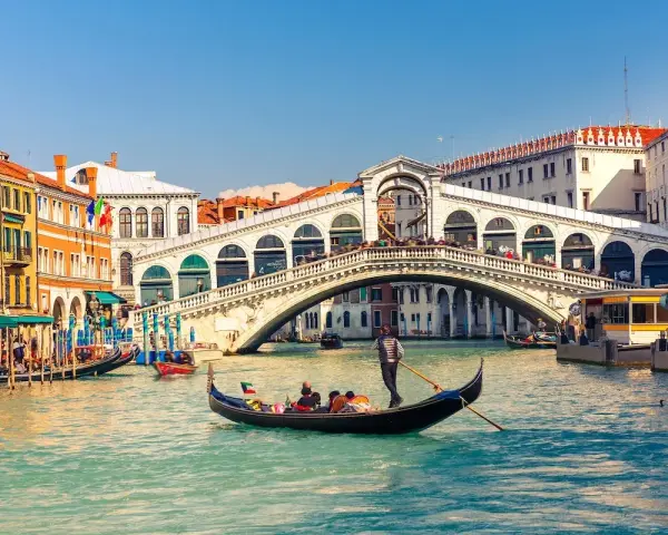 Gondola sul Canal Grande, sotto il Ponte di Rialto, un esempio di come Venezia è stata costruita sull'acqua.