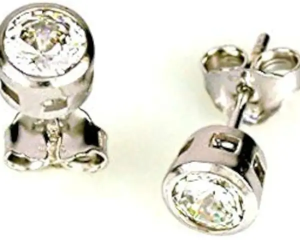 Orecchini in oro bianco 925 con brillanti. Un gioiello che esalta il valore e la luminosità.