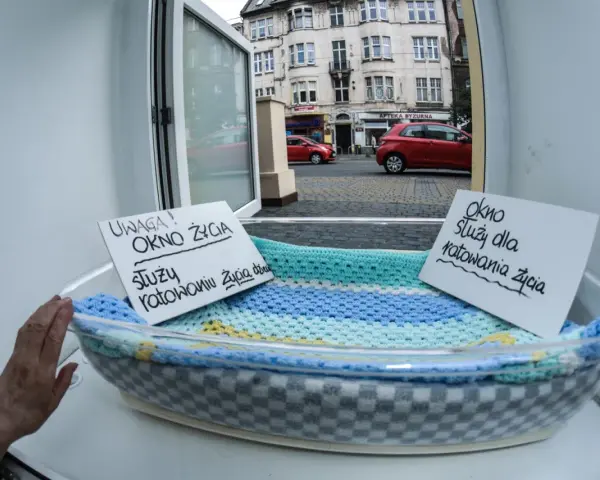 Okno życia, bezpieczne miejsce dla noworodków. Dwa napisy informują: "Uwaga! Okno życia służy ratowaniu życia dziecka" i "Okno służy dla ratowania życia".