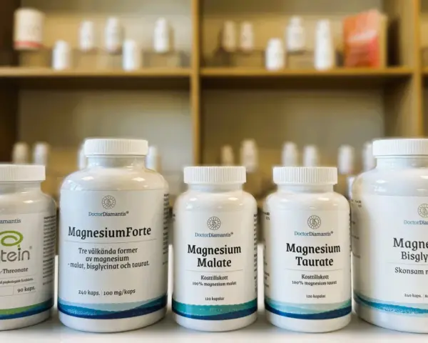 Flera burkar med magnesiumtillskott från DoctorDiamantis, inklusive magnesium malat och bisglycinat.