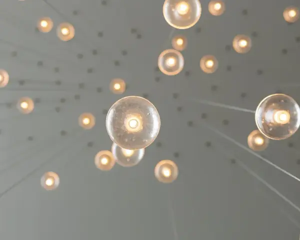 Många glödlampor hänger från taket. Tänk att byta halogen till LED för att spara energi.
