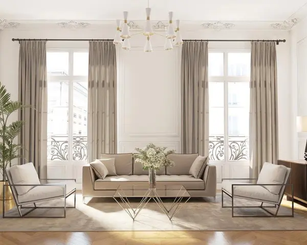 Elegancki salon w stylu klasycznym. Jasna sofa i fotele, złoty stolik kawowy, zasłony i ozdobne sztukaterie.