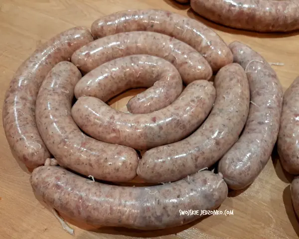 Świeża biała kiełbasa ułożona w okręgu, gotowa na przepis na 5 kg.