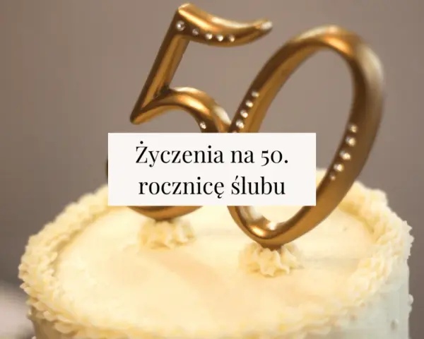 Złote cyfry "50" na torcie z kremem, ozdobione kryształkami. Napis: "Życzenia na 50. rocznicę ślubu".