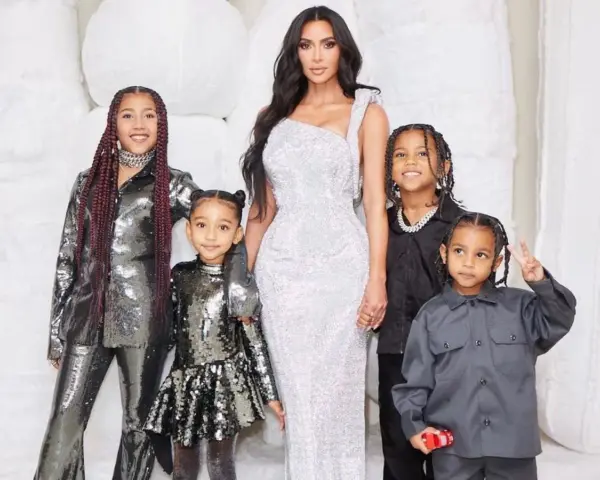 Kim Kardashian z dziećmi w błyszczących strojach. North, Saint, Chicago i Psalm pozują do rodzinnego zdjęcia.
