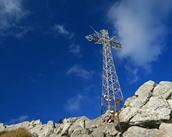 Giewont: imponujący krzyż na szczycie, symbol Tatr. Jego wysokość robi wrażenie na tle błękitnego nieba.