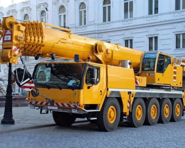 Jak działa dźwig? Poznaj mechanizmy i zastosowania w budownictwie