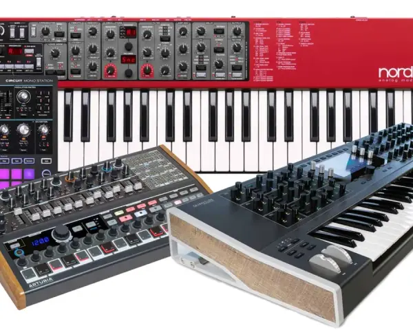 Verschiedene Synthesizer-Keyboards: ein roter Nord Lead A1, ein schwarzer Arturia Circuit und ein weiterer schwarzer Synthesizer mit Holzdetails.