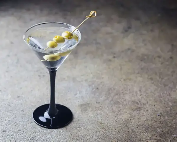Elegancki dirty martini z oliwkami, gotowy do degustacji.