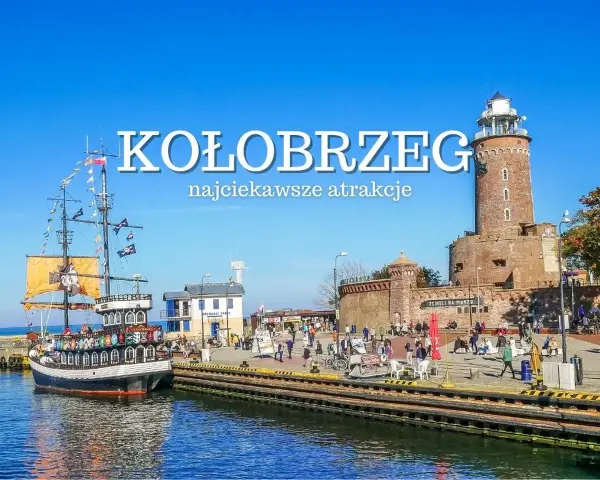 Port w Kołobrzegu z latarnią morską, twierdzą i statkiem pirackim.